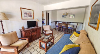 Pinamar. Departamento en venta al frente con balcón aterrazado y parrilla. Portería permanente.