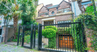 Chalet distinguido por su excelente construcción y ambientes perfectamente definidos. 4 dormitorios y escritorio, jardín, pileta y SUM. Muy cerca de Av Alvear